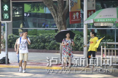 絕大多數(shù)市民都做到了自覺禮讓斑馬線，不橫穿馬路，不翻越欄桿，做到車讓人、人讓車2.JPG