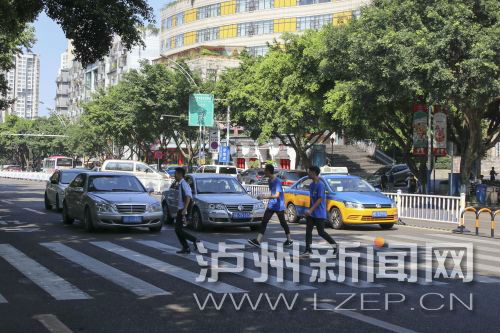 四川警察學(xué)院前的斑馬線沒有紅綠燈，但過往車輛見到有行人過斑馬線都會(huì)禮讓行人