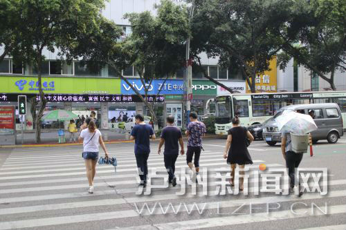 絕大多數(shù)市民都做到了自覺禮讓斑馬線，不橫穿馬路，不翻越欄桿，做到車讓人、人讓車