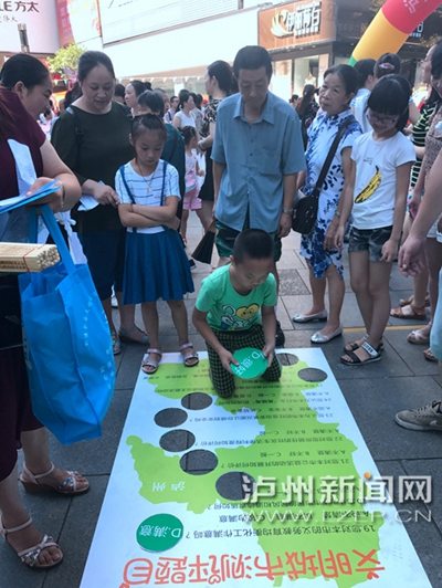 市民在宣傳點參加創(chuàng)文趣味游戲。 記者 朱虹 攝